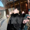 Nhà lãnh đạo Triều Tiên Kim Jong Un theo dõi vụ phóng tên lửa mang theo vệ tinh Kwangmyongsong-4. (Nguồn: Yonhap/ TTXVN)