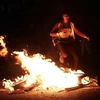 Người Iran tổ chức lễ Hỏa giáo bằng cách nhảy qua những đám lửa. (Nguồn: AFP)