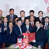 Phó Thủ tướng Phạm Bình Minh (bên phải) và Phó Thủ tướng, Bộ trưởng Ngoại giao Lào Thongloun Sisoulith ký kết các văn kiện đánh dấu việc hoàn thành thắng lợi dự án. (Ảnh: Thống Nhất/TTXVN)