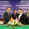 Lãnh đạo Ủy ban về người Việt Nam ở nước ngoài và Ủy ban liên lạc người Lào ở nước ngoài ký biên bản hợp tác giai đoạn 2016-2020. (Ảnh: Phạm Kiên/Vietnam+)