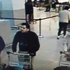 Hình ảnh về ba nghi phạm gây ra các vụ khủng bố Brussels, với hai gã đeo găng ở bên trái ảnh. (Nguồn: Metro)