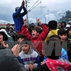 Người di cư bị mắc kẹt tại khu vực biên giới Hy Lạp- Macedonia ngày 9/3. (Nguồn: AFP/TTXVN)