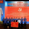 Bí thư Thành ủy Đinh La Thăng tặng bức trướng cho Thành Đoàn thành phố. (Ảnh: An Hiếu/TTXVN)