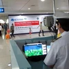 Theo dõi thân nhiệt hành khách tại sân bay Quốc tế Tân Sơn Nhất, Thành phố Hồ Chí Minh. Ảnh minh họa. (Ảnh: Phương Vy/TTXVN).