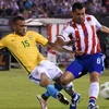 Alves (áo vàng) đã giúp Brazil giành lại 1 điểm trước Paraguay. (Nguồn: Getty Images)