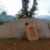 Chiếc khánh đá cổ vừa được phát hiện tại xã Phú Lâm, huyện Yên Sơn (Tuyên Quang). (Ảnh: Quang Đán/TTXVN) 