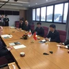 Đại sứ Nguyễn Quốc Cường trao đổi với Thống đốc tỉnh Mie của Nhật Bản Eikei Suzuki. (Ảnh: Cẩm Tuyến/Vietnam+)