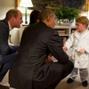 Hoàng tử bé George mặc bộ đồ ngủ đón tiếp Tổng thống Mỹ Obama. (Nguồn: Reuters) 