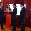 Đại sứ Tô Anh Dũng tặng trống đồng cho ban lãnh đạo lâm thời của CVS. (Ảnh: Vũ Hà/Vietnam+) 