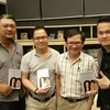 Đạo diễn Phan Gia Nhật Linh (bìa trái) và nhà văn Nguyễn Nhật Ánh (thứ hai từ phải qua). (Nguồn: CJ) 