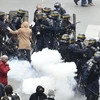  Người biểu tình đụng độ với cảnh sát chống bạo động trong cuộc tuần hành phản đối dự luật lao động sửa đổi ở Pháp ngày 28/4. (Nguồn: AFP/TTXVN) 