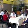 Sinh viên Việt Nam tại Séc khám bệnh miễn phí cho kiều bào. (Ảnh: Hồng Tâm/Vietnam+)