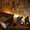 Hai kỹ thuật viên của National Geographic - chuẩn bị các thiết bị radar để rà quét các bức tường ngôi mộ vua Tút. (Nguồn: NatGeo)