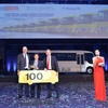 Bàn giao 100 xe buýt ROSA cho công ty Hồng Hà. (Ảnh: Văn Xuyên/Vietnam+)