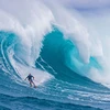 Vận động viên lướt sóng Chuck Patterson chinh phục những con sóng ở in Maui, Hawaii. (Nguồn: NatGeo)