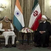 Tổng thống Iran Hassan Rouhani (phải) và Thủ tướng Narendra Modi (trái) tại cuộc gặp ở Tehran. (Nguồn: EPA/TTXVN) 