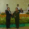 Chủ tịch Hội nghị trao Tuyên bố chung cho Tổng Thư ký Lê Lương Minh tại buổi lễ. (Ảnh: Nguyễn Chiến/TTXVN)