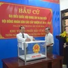 Cử tri bỏ phiếu bầu tại khu vực bầu cử số 5, phường Trần Hưng Đạo, thành phố Thái Bình. (Ảnh: Thu Hoài/TTXVN) 
