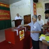  Cử tri bỏ phiếu tại khu vực bỏ phiếu số 5, phường Hàm Rồng, thành phố Thanh Hóa, tỉnh Thanh Hóa. (Ảnh: Hoàng Hùng/TTXVN) 