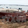 Đóng tàu vỏ thép tại Công ty TNHH đóng tàu Cửa Việt, thị trấn Cửa Việt, tỉnh Quảng Trị. (Ảnh: Vũ Sinh/TTXVN)