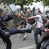 Người biểu tình đụng độ với cảnh sát. (Nguồn: AP)
