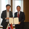 Phó Tổng giám đốc Lê Duy Truyền và ký Bản ghi nhớ hợp tác với Hãng thông tấn Yonhap (Hàn Quốc) năm 2015. (Nguồn: TTXVN) 