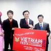 Đại sứ Việt Nam tại Nhật Bản Nguyễn Quốc Cường và Thống đốc tỉnh Kanagawa Kuroiwa Yuri chụp ảnh lưu niệm cùng với logo của Việt Nam Festa năm 2016. (Ảnh: Gia Quân/Vietnam+)