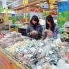 Khách hàng đang mua sắm tại siêu thị (Ảnh: TTXVN)