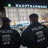 Cảnh sát Đức đứng gác bên ngoài ga trung tâm Cologne. (Nguồn: AFP)