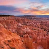 Ánh bình minh nhuộm đỏ công viên quốc gia Bryce Canyon ở Utah, Mỹ. (Nguồn: Nat Geo)