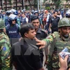 Cảnh sát điều tra tại hiện trường vụ tấn công bắt giữ con tin ở Dhaka. (Nguồn: AFP/TTXVN)