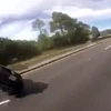 Cô gái giành tay lái với bạn trai khiến ôtô nhào lộn trên cao tốc
