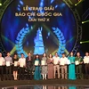 Các tác giả và nhóm tác giả đoạt giải B Giải Báo chí Quốc gia 2016. (Nguồn: Vietnam+)