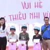 Trao quà và học bổng cho trẻ em nghèo vùng biên ở Tây Ninh. (Ảnh: Nhu Giang-Sơn Hên/Vietnam+)