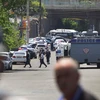 Lực lượng an ninh Armenia phong tỏa bên ngoài trụ sở trung đoàn cảnh sát ở Yerevan ngày 17/7. (Nguồn: AFP/TTXVN)
