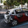 Một chiếc xe bị đốt cháy trong vụ bạo loạn ở thị trấnBeaumont-sur-Oise. (Nguồn: Getty) 