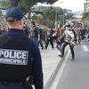 Cảnh sát triển khai để ngăn chặn những người biểu tình quá khích ở Ajaccio, đảo Corsica, Pháp ngày 27/12. (Nguồn: AFP/TTXVN)