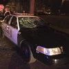 Xe của cảnh sát bị phá hủy trong cuộc xung đột giữa cảnh sát và người biểu tình tại Milwaukee. (Nguồn: EPA/TTXVN) 