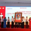 Thứ trưởng Bộ Giáo dục và Đào tạo Nguyễn Vinh Hiển tặng bức ảnh chân dung Bác Hồ cho Trường THPT Chuyên Bắc Ninh nhân dịp khánh thành. (Ảnh: Thái Hùng/TTXVN)