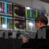 Nhà đầu tư theo dõi tỷ giá chứng khoán tại thành phố Vũ Hán, tỉnh Hồ Bắc, miền Trung Trung Quốc. (Nguồn: AFP/TTXVN)