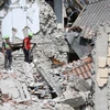 Lực lượng cứu hộ huy động chó nghiệp vụ tìm kiếm các nạn nhân tại hiện trường đổ nát sau động đất ở Amatrice ngày 24/8. (Nguồn: THX/TTXVN)