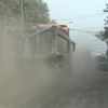 Các xe trọng tải lớn chạy nhanh khiến tuyến phố Thạch Khanh bụi mù mịt. (Ảnh: Trung Kiên/TTXVN) 