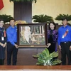 Chủ tịch Quốc hội Nguyễn Thị Kim Ngân tặng bức tranh Bác Hồ cho Trung ương Đoàn TNCS Hồ Chí Minh. (Ảnh: Phạm Kiên/TTXVN) 