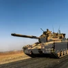 Xe quân sự Thổ Nhĩ Kỳ hướng về thành phố biên giới Karkamis ở vùng miền Nam Gaziantep ngày 24/8. (Nguồn: AFP/TTXVN)