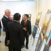 Quốc vụ khanh Bộ Ngoại giao và Kinh tế đối ngoại Hungary Mikola István thăm triển lãm ảnh. (Nguồn: Đại sứ quán Việt Nam tại Hungary cung cấp) 