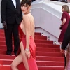 Siêu mẫu Bella Hadid diện chiếc váy đỏ xẻ "không điểm dừng" tại tại Liên hoan phim Cannes năm nay. (Nguồn: Dailymail) 