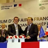 Lễ ký kết thành lập chuỗi sản xuất (có truy xuất nguồn gốc và chất lượng) giữa đại diện doanh nghiệp Pháp với Hiệp hội Chăn nuôi Việt Nam tại diễn đàn. (Ảnh: Thế Anh/TTXVN) 