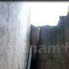 Một góc nhà của ông Phạm Ngọc Thành, tổ trưởng tổ 54, phường Hà Trung đã bị đổ sập. (Ảnh: H.V/Vietnam+)