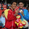 Vận động viên Nguyễn Ngọc Hiệp (áo đỏ) giành huy chương đồng chạy 400m tại ASEAN Para Games lần thứ 8. (Nguồn: TTXVN) 