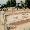 Các nhà khảo cổ khai quật tại di tích Động bà Hòe. (Ảnh: Nguyễn Thanh/Vietnam+) 